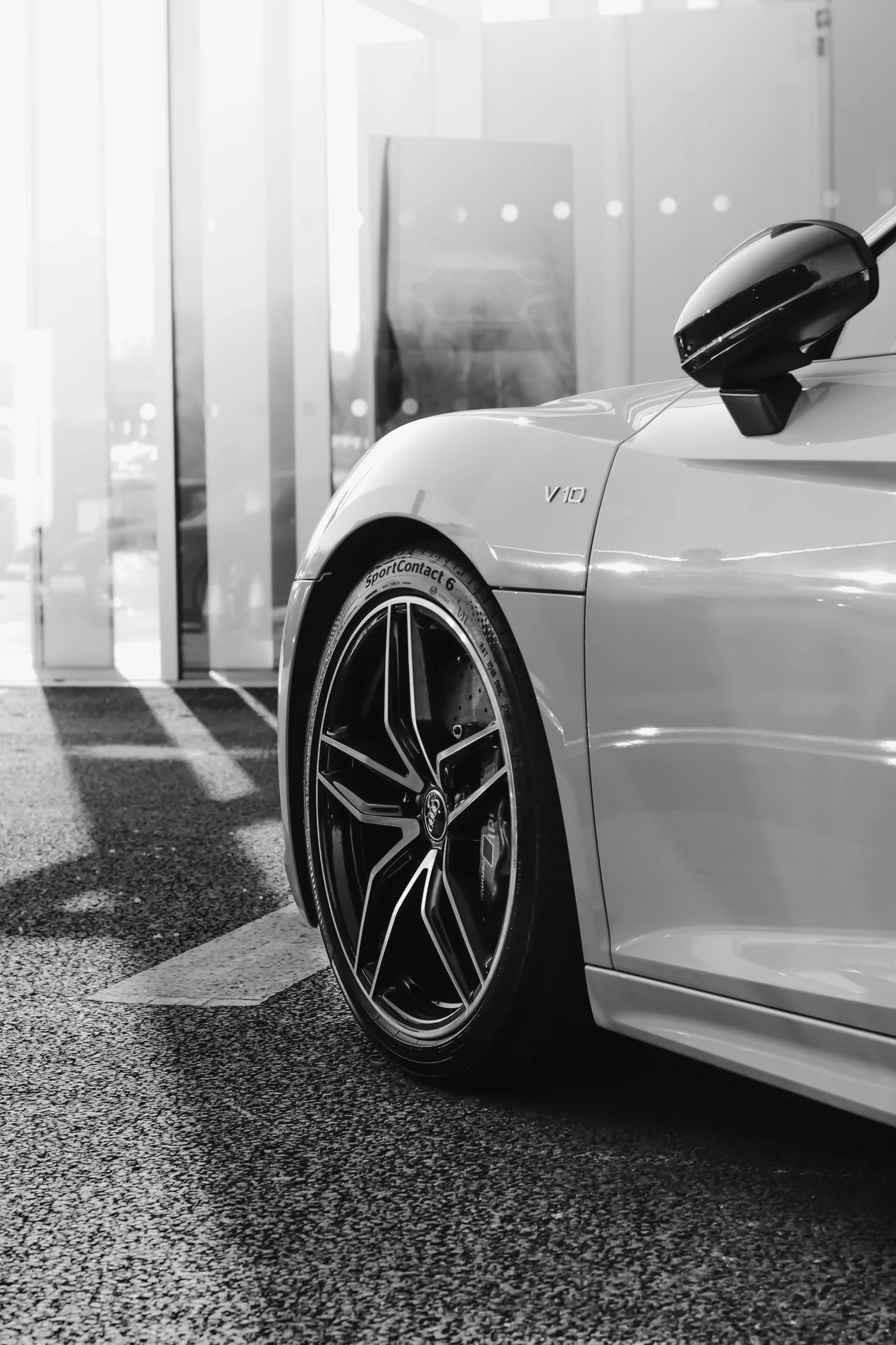 Car wheel and performance tyre